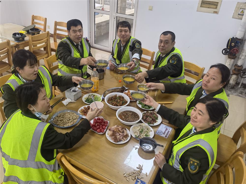 鸡泽站在职工劳力和脑力劳动后，安排了可口的饭菜，大家共同举杯，享受着欢聚的快乐。