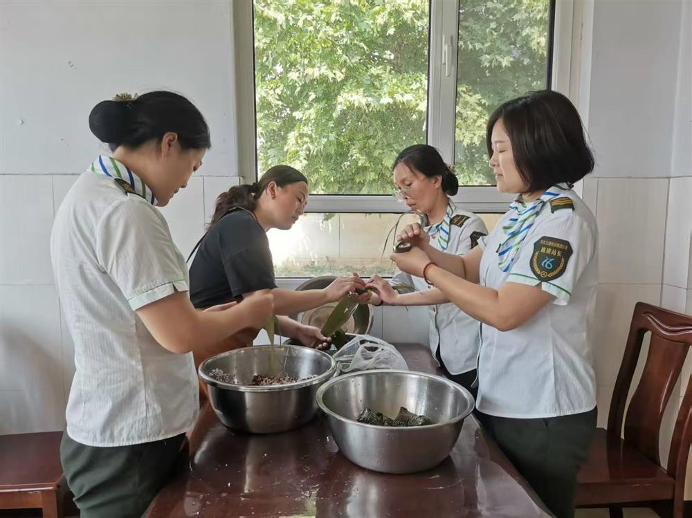 端午将至，粽香渐浓。为弘扬中华优秀传统文化，营造浓厚节日氛围，广宗收费站组织职工开展包粽子活动，让传统文化在收费站这个小小的 “大家庭” 里生根发芽。